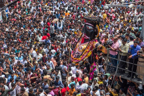 NAGPUR, MAHARASHTRA, INDIA 11 Eylül 2018: Marbat festivali alayındaki kalabalık şehri kötü ruhlardan korumak için kutlanıyor ve şehir sokaklarında şeytani heykeller sergiliyorlar..