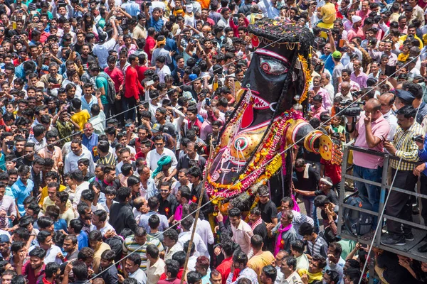 NAGPUR, MAHARASHTRA, INDIA 11 Eylül 2018: Marbat festivali alayındaki kalabalık şehri kötü ruhlardan korumak için kutlanıyor ve şehir sokaklarında şeytani heykeller sergiliyorlar..