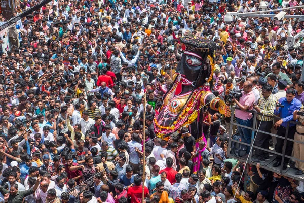 NAGPUR, MAHARASHTRA, INDIA 11 Eylül 2018: Marbat festivali alayındaki kalabalık şehri kötü ruhlardan korumak için kutlanıyor ve şehir sokaklarında şeytani heykeller sergiliyorlar..