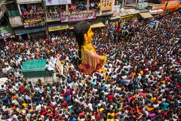 NAGPUR, MAHARASHTRA, INDIA 11 Eylül 2018: Marbat festivali alayındaki kalabalık şehri kötü ruhlardan korumak için kutlanıyor ve şehir sokaklarında şeytani heykeller sergiliyorlar..