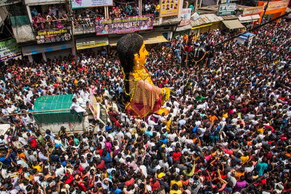 NAGPUR, MAHARASHTRA, INDIA 11 Eylül 2018: Marbat festivali alayındaki kalabalık şehri kötü ruhlardan korumak için kutlanıyor ve şehir sokaklarında şeytani heykeller sergiliyorlar..
