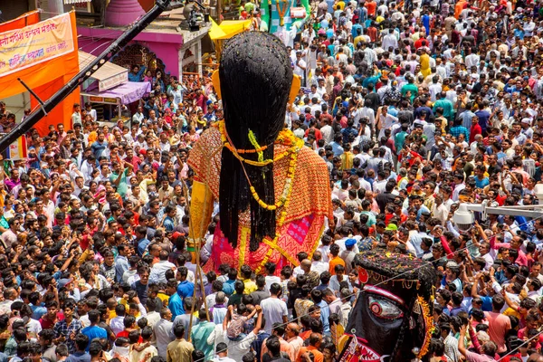 NAGPUR, MAHARASHTRA, INDIA 11 Eylül 2018: Marbat festivali alayındaki kalabalık şehri kötü ruhlardan korumak için kutlanıyor ve şehir sokaklarında şeytani heykeller sergiliyorlar..