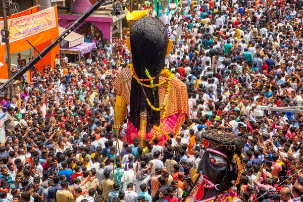 NAGPUR, MAHARASHTRA, INDIA 11 Eylül 2018: Marbat festivali alayındaki kalabalık şehri kötü ruhlardan korumak için kutlanıyor ve şehir sokaklarında şeytani heykeller sergiliyorlar..