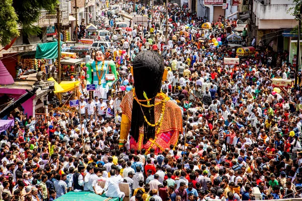 NAGPUR, MAHARASHTRA, INDIA 11 Eylül 2018: Marbat festivali alayındaki kalabalık şehri kötü ruhlardan korumak için kutlanıyor ve şehir sokaklarında şeytani heykeller sergiliyorlar..