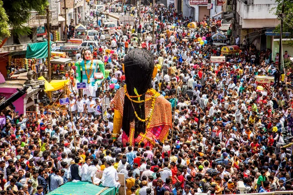 NAGPUR, MAHARASHTRA, INDIA 11 Eylül 2018: Marbat festivali alayındaki kalabalık şehri kötü ruhlardan korumak için kutlanıyor ve şehir sokaklarında şeytani heykeller sergiliyorlar..