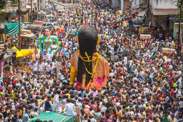 NAGPUR, MAHARASHTRA, INDIA 11 Eylül 2018: Marbat festivali alayındaki kalabalık şehri kötü ruhlardan korumak için kutlanıyor ve şehir sokaklarında şeytani heykeller sergiliyorlar..