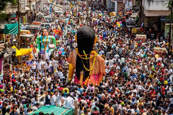 NAGPUR, MAHARASHTRA, INDIA 11 Eylül 2018: Marbat festivali alayındaki kalabalık şehri kötü ruhlardan korumak için kutlanıyor ve şehir sokaklarında şeytani heykeller sergiliyorlar..