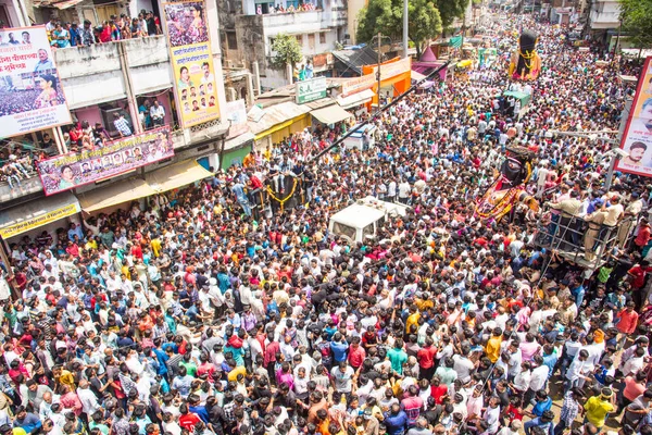 NAGPUR, MAHARASHTRA, INDIA 11 Eylül 2018: Marbat festivali alayındaki kalabalık şehri kötü ruhlardan korumak için kutlanıyor ve şehir sokaklarında şeytani heykeller sergiliyorlar..