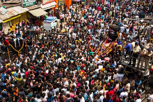 NAGPUR, MAHARASHTRA, INDIA 11 Eylül 2018: Marbat festivali alayındaki kalabalık şehri kötü ruhlardan korumak için kutlanıyor ve şehir sokaklarında şeytani heykeller sergiliyorlar..