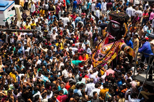 NAGPUR, MAHARASHTRA, INDIA 11 Eylül 2018: Marbat festivali alayındaki kalabalık şehri kötü ruhlardan korumak için kutlanıyor ve şehir sokaklarında şeytani heykeller sergiliyorlar..