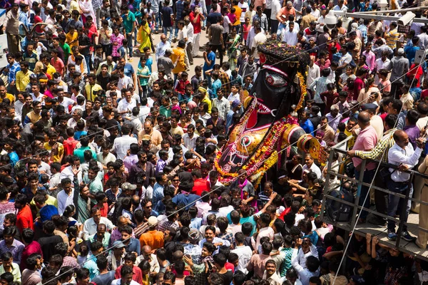 NAGPUR, MAHARASHTRA, INDIA 11 Eylül 2018: Marbat festivali alayındaki kalabalık şehri kötü ruhlardan korumak için kutlanıyor ve şehir sokaklarında şeytani heykeller sergiliyorlar..