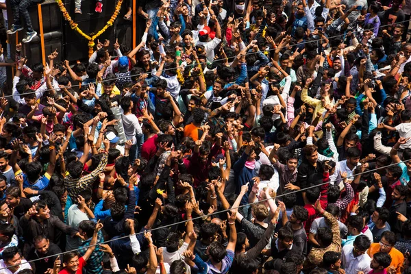 NAGPUR, MAHARASHTRA, INDIA 11 Eylül 2018: Marbat festivali alayındaki kalabalık şehri kötü ruhlardan korumak için kutlanıyor ve şehir sokaklarında şeytani heykeller sergiliyorlar..