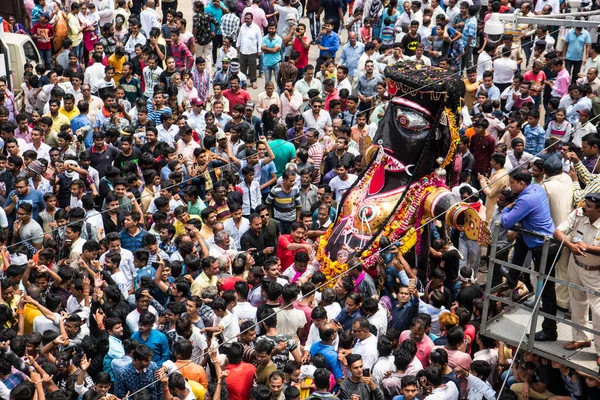 NAGPUR, MAHARASHTRA, INDIA 11 Eylül 2018: Marbat festivali alayındaki kalabalık şehri kötü ruhlardan korumak için kutlanıyor ve şehir sokaklarında şeytani heykeller sergiliyorlar..