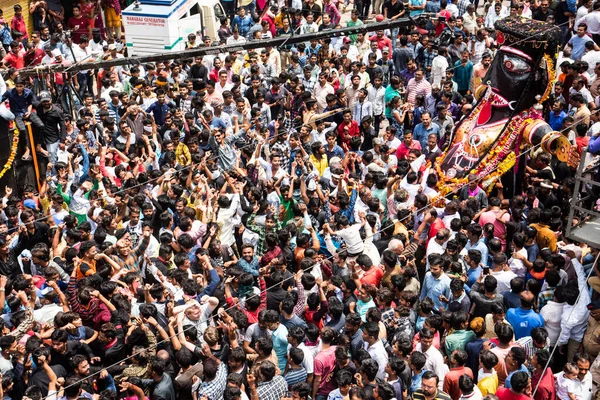 NAGPUR, MAHARASHTRA, INDIA 11 Eylül 2018: Marbat festivali alayındaki kalabalık şehri kötü ruhlardan korumak için kutlanıyor ve şehir sokaklarında şeytani heykeller sergiliyorlar..