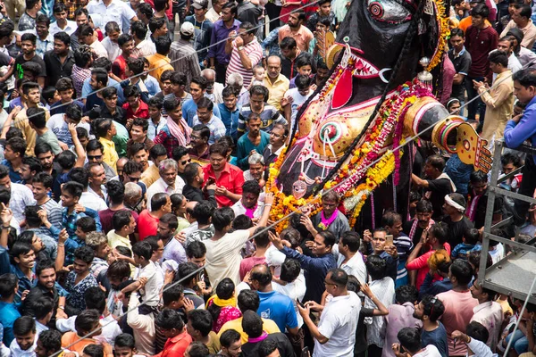 NAGPUR, MAHARASHTRA, INDIA 11 Eylül 2018: Marbat festivali alayındaki kalabalık şehri kötü ruhlardan korumak için kutlanıyor ve şehir sokaklarında şeytani heykeller sergiliyorlar..