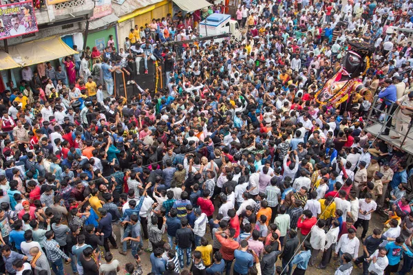 NAGPUR, MAHARASHTRA, INDIA 11 Eylül 2018: Marbat festivali alayındaki kalabalık şehri kötü ruhlardan korumak için kutlanıyor ve şehir sokaklarında şeytani heykeller sergiliyorlar..