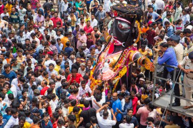 NAGPUR, MAHARASHTRA, INDIA 11 Eylül 2018: Marbat festivali alayındaki kalabalık şehri kötü ruhlardan korumak için kutlanıyor ve şehir sokaklarında şeytani heykeller sergiliyorlar..