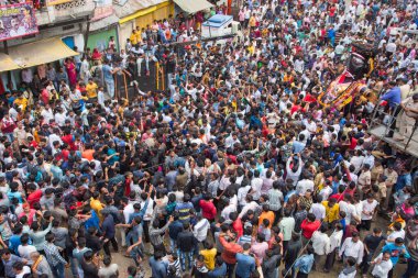 NAGPUR, MAHARASHTRA, INDIA 11 Eylül 2018: Marbat festivali alayındaki kalabalık şehri kötü ruhlardan korumak için kutlanıyor ve şehir sokaklarında şeytani heykeller sergiliyorlar..