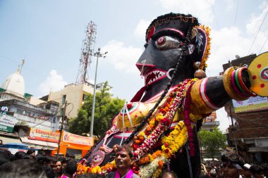 NAGPUR, MAHARASHTRA, INDIA 11 Eylül 2018: Marbat festivali alayındaki kalabalık şehri kötü ruhlardan korumak için kutlanıyor ve şehir sokaklarında şeytani heykeller sergiliyorlar..