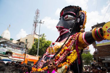 NAGPUR, MAHARASHTRA, INDIA 11 Eylül 2018: Marbat festivali alayındaki kalabalık şehri kötü ruhlardan korumak için kutlanıyor ve şehir sokaklarında şeytani heykeller sergiliyorlar..