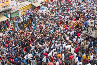 NAGPUR, MAHARASHTRA, INDIA 11 Eylül 2018: Marbat festivali alayındaki kalabalık şehri kötü ruhlardan korumak için kutlanıyor ve şehir sokaklarında şeytani heykeller sergiliyorlar..