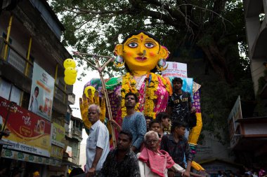 NAGPUR, MAHARASHTRA, INDIA 11 Eylül 2018: Marbat festivali alayındaki kalabalık şehri kötü ruhlardan korumak için kutlanıyor ve şehir sokaklarında şeytani heykeller sergiliyorlar..