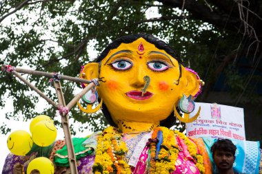 NAGPUR, MAHARASHTRA, INDIA 11 Eylül 2018: Marbat festivali alayındaki kalabalık şehri kötü ruhlardan korumak için kutlanıyor ve şehir sokaklarında şeytani heykeller sergiliyorlar..