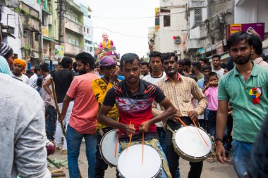 NAGPUR, MAHARASHTRA, INDIA 11 Eylül 2018: Marbat festivali alayındaki kalabalık şehri kötü ruhlardan korumak için kutlanıyor ve şehir sokaklarında şeytani heykeller sergiliyorlar..