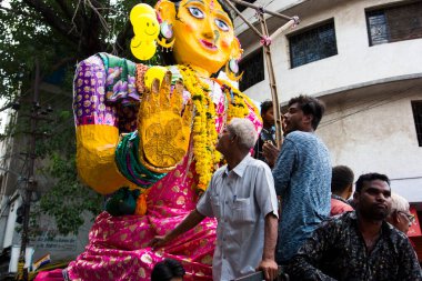 NAGPUR, MAHARASHTRA, INDIA 11 Eylül 2018: Marbat festivali alayındaki kalabalık şehri kötü ruhlardan korumak için kutlanıyor ve şehir sokaklarında şeytani heykeller sergiliyorlar..