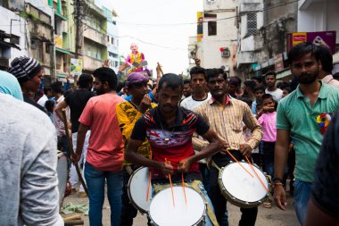NAGPUR, MAHARASHTRA, INDIA 11 Eylül 2018: Marbat festivali alayındaki kalabalık şehri kötü ruhlardan korumak için kutlanıyor ve şehir sokaklarında şeytani heykeller sergiliyorlar..