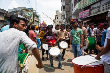 NAGPUR, MAHARASHTRA, INDIA 11 Eylül 2018: Marbat festivali alayındaki kalabalık şehri kötü ruhlardan korumak için kutlanıyor ve şehir sokaklarında şeytani heykeller sergiliyorlar..