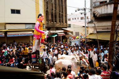 NAGPUR, MAHARASHTRA, INDIA 11 Eylül 2018: Marbat festivali alayındaki kalabalık şehri kötü ruhlardan korumak için kutlanıyor ve şehir sokaklarında şeytani heykeller sergiliyorlar..
