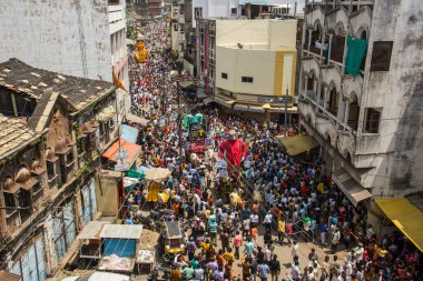 NAGPUR, MAHARASHTRA, INDIA 11 Eylül 2018: Marbat festivali alayındaki kalabalık şehri kötü ruhlardan korumak için kutlanıyor ve şehir sokaklarında şeytani heykeller sergiliyorlar..