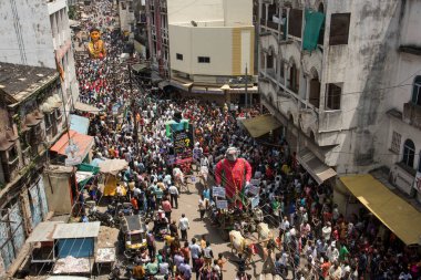 NAGPUR, MAHARASHTRA, INDIA 11 Eylül 2018: Marbat festivali alayındaki kalabalık şehri kötü ruhlardan korumak için kutlanıyor ve şehir sokaklarında şeytani heykeller sergiliyorlar..