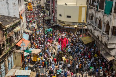 NAGPUR, MAHARASHTRA, INDIA 11 Eylül 2018: Marbat festivali alayındaki kalabalık şehri kötü ruhlardan korumak için kutlanıyor ve şehir sokaklarında şeytani heykeller sergiliyorlar..