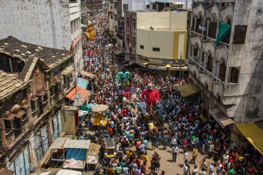 NAGPUR, MAHARASHTRA, INDIA 11 Eylül 2018: Marbat festivali alayındaki kalabalık şehri kötü ruhlardan korumak için kutlanıyor ve şehir sokaklarında şeytani heykeller sergiliyorlar..