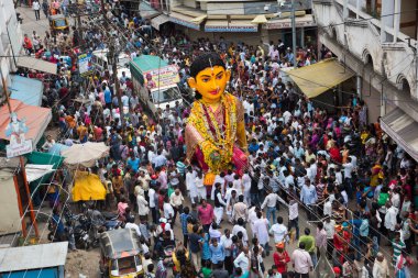 NAGPUR, MAHARASHTRA, INDIA 11 Eylül 2018: Marbat festivali alayındaki kalabalık şehri kötü ruhlardan korumak için kutlanıyor ve şehir sokaklarında şeytani heykeller sergiliyorlar..