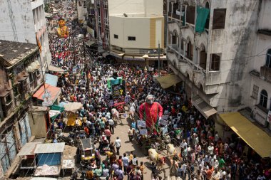 NAGPUR, MAHARASHTRA, INDIA 11 Eylül 2018: Marbat festivali alayındaki kalabalık şehri kötü ruhlardan korumak için kutlanıyor ve şehir sokaklarında şeytani heykeller sergiliyorlar..