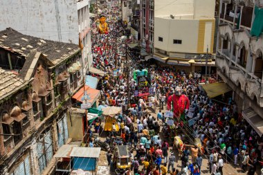 NAGPUR, MAHARASHTRA, INDIA 11 Eylül 2018: Marbat festivali alayındaki kalabalık şehri kötü ruhlardan korumak için kutlanıyor ve şehir sokaklarında şeytani heykeller sergiliyorlar..