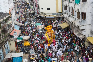 NAGPUR, MAHARASHTRA, INDIA 11 Eylül 2018: Marbat festivali alayındaki kalabalık şehri kötü ruhlardan korumak için kutlanıyor ve şehir sokaklarında şeytani heykeller sergiliyorlar..