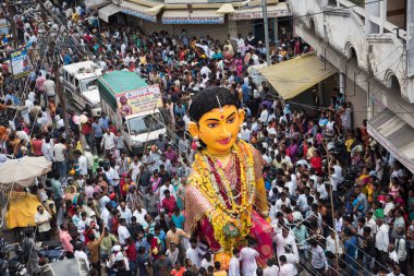 NAGPUR, MAHARASHTRA, INDIA 11 Eylül 2018: Marbat festivali alayındaki kalabalık şehri kötü ruhlardan korumak için kutlanıyor ve şehir sokaklarında şeytani heykeller sergiliyorlar..