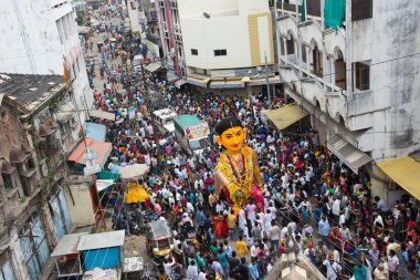 NAGPUR, MAHARASHTRA, INDIA 11 Eylül 2018: Marbat festivali alayındaki kalabalık şehri kötü ruhlardan korumak için kutlanıyor ve şehir sokaklarında şeytani heykeller sergiliyorlar..