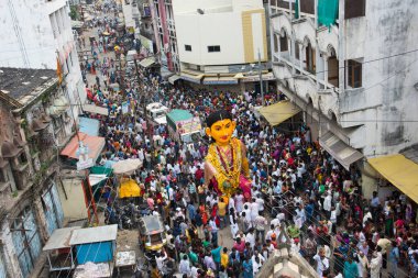 NAGPUR, MAHARASHTRA, INDIA 11 Eylül 2018: Marbat festivali alayındaki kalabalık şehri kötü ruhlardan korumak için kutlanıyor ve şehir sokaklarında şeytani heykeller sergiliyorlar..