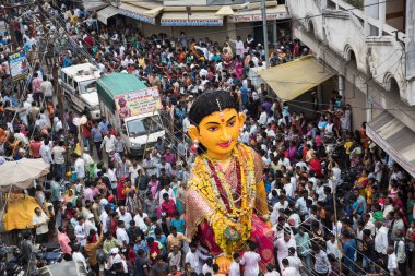 NAGPUR, MAHARASHTRA, INDIA 11 Eylül 2018: Marbat festivali alayındaki kalabalık şehri kötü ruhlardan korumak için kutlanıyor ve şehir sokaklarında şeytani heykeller sergiliyorlar..