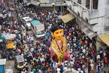 NAGPUR, MAHARASHTRA, INDIA 11 Eylül 2018: Marbat festivali alayındaki kalabalık şehri kötü ruhlardan korumak için kutlanıyor ve şehir sokaklarında şeytani heykeller sergiliyorlar..