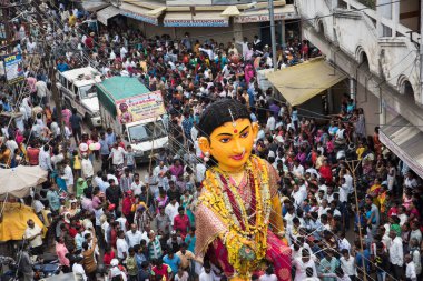 NAGPUR, MAHARASHTRA, INDIA 11 Eylül 2018: Marbat festivali alayındaki kalabalık şehri kötü ruhlardan korumak için kutlanıyor ve şehir sokaklarında şeytani heykeller sergiliyorlar..