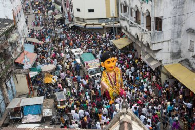 NAGPUR, MAHARASHTRA, INDIA 11 Eylül 2018: Marbat festivali alayındaki kalabalık şehri kötü ruhlardan korumak için kutlanıyor ve şehir sokaklarında şeytani heykeller sergiliyorlar..