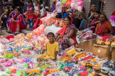 NAGPUR, MAHARASHTRA, INDIA 11 Eylül 2018: Sokak dükkanında müzik aleti ve diğer mallar satan tanımlanamayan sokak satıcısı.