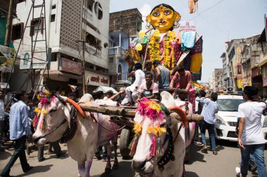 NAGPUR, MAHARASHTRA, INDIA 11 Eylül 2018: Marbat festivali alayındaki kalabalık şehri kötü ruhlardan korumak için kutlanıyor ve şehir sokaklarında şeytani heykeller sergiliyorlar..