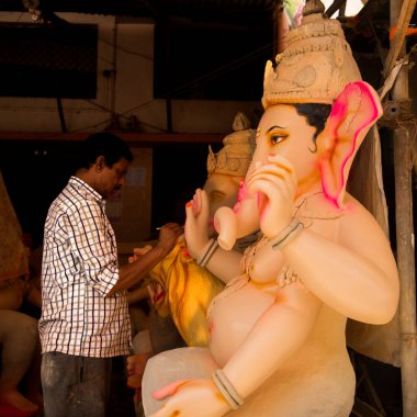 NAGPUR, MAHARASHTRA, INDIA 11 Eylül 2018: Sanatçı bir heykel yapıyor ve Ganesha festivali için bir sanatçı atölyesinde Hindu tanrısı Lord Ganesha 'nın bir putuna son rötuşlarını yapıyor